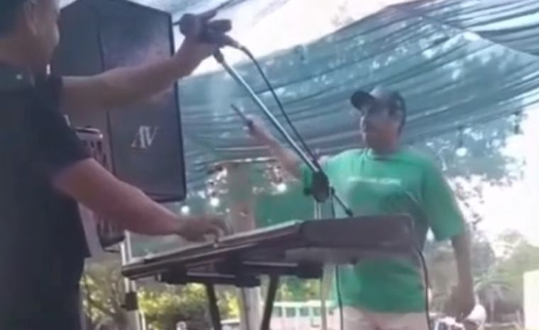 El cantante utilizo un arma ajena para disparar al aire durante el show Foto: Captura de pantalla