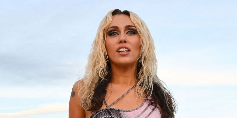 Foto: https://www.instyle.com/miley-cyrus-versace-gown-rtw-2023-show-album-release-party-7253760