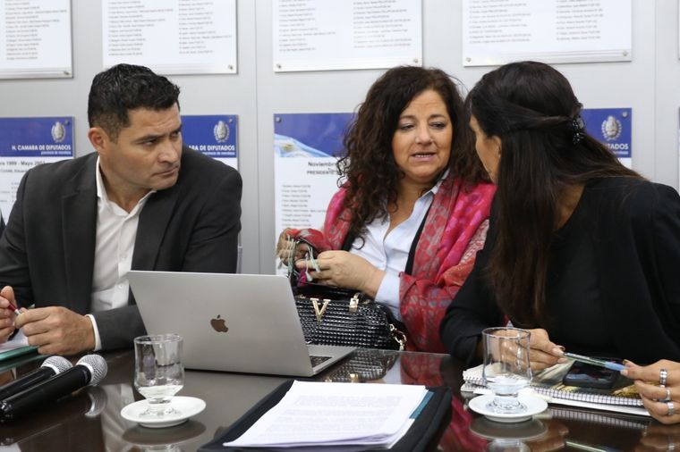 Nora Vicario (en el centro)