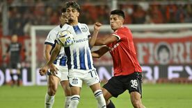 Ronaldo Martínez (77), delantero de Talleres, intenta cubrir el balón frente a la marca del defensor de Independiente, Sebastián Valdez (36). Ronaldo Martínez (77), delantero de Talleres, intenta cubrir el balón frente a la marca del defensor de Independiente, Sebastián Valdez (36).