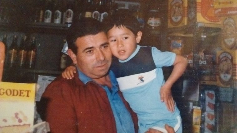 Javier junto a su papá  del corazón, Coco. Foto: Gentileza.