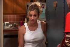 Kaley Cuoco en su icónico papel de Penny en The Big Bang Theory.
