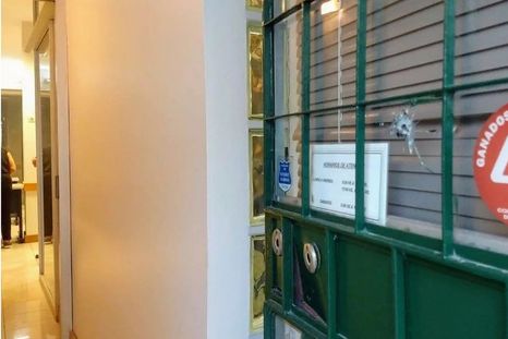 Así quedó el frente de la empresa que sufrió el ataque