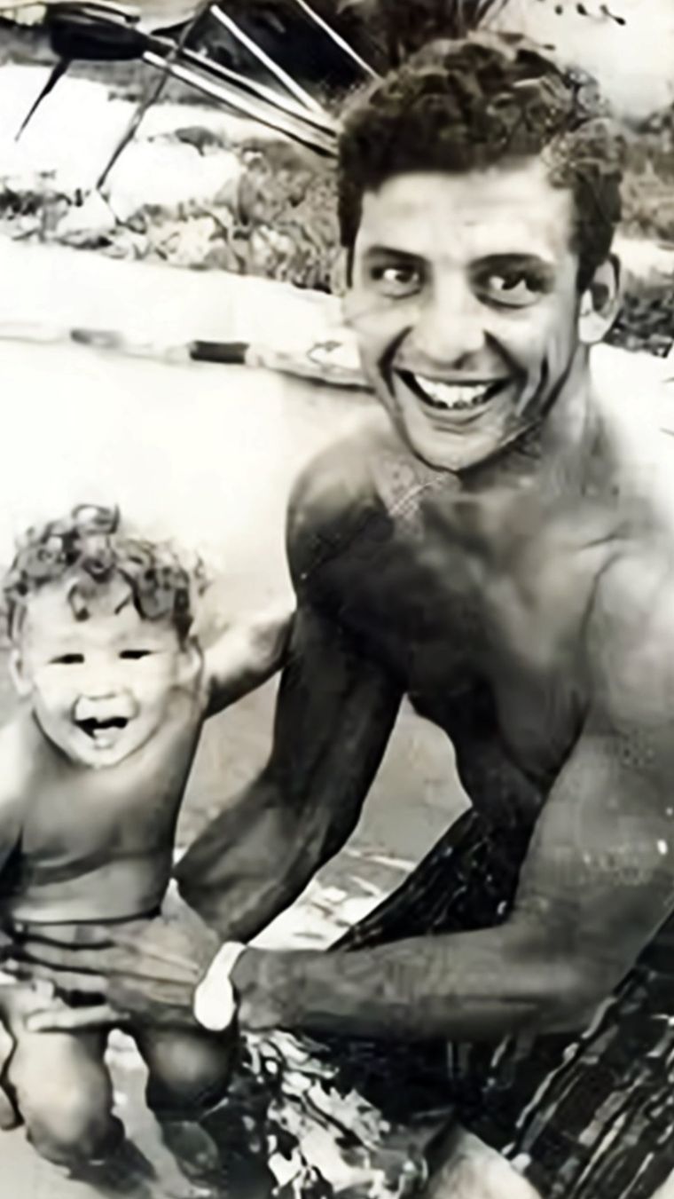 Pedro Giachino con una de sus hijas Foto: fotosviejasdemardelplata.blogspot.com