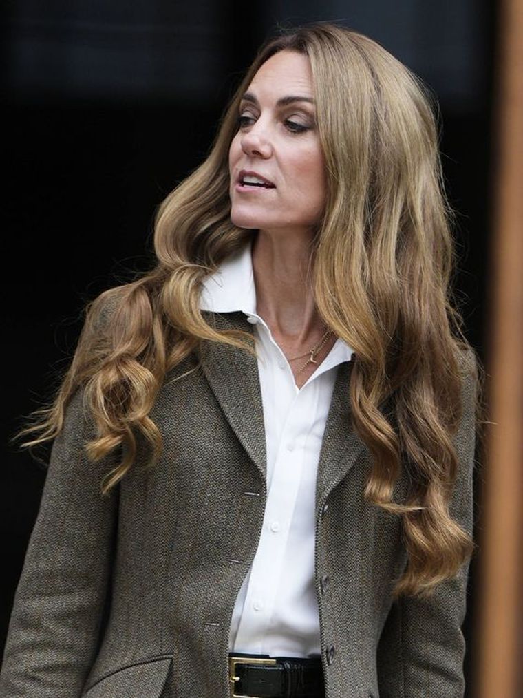 Kate Middleton reapareció con un estilo más relajado y un radical cambio de cabello. Kate Middleton reapareció con un estilo más relajado y un radical cambio de cabello.