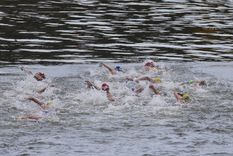 El triatlón se desarrolló en medio de la polémica por la baja calidad del agua del río Sena. Foto: EFE El triatlón se desarrolló en medio de la polémica por la baja calidad del agua del río Sena. Foto: EFE