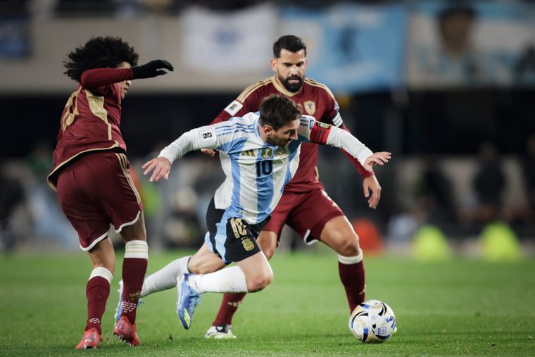 Lionel Messi marcado por Rincón (8) durante el partido en el Monumental.&nbsp;