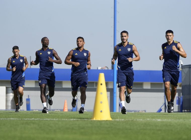 Alan Varela entrena con sus compañeros y tiene nueva representación.