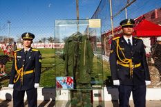 El club del fútbol mendocino recibió el uniforme de la familia de un héroe de Malvinas.