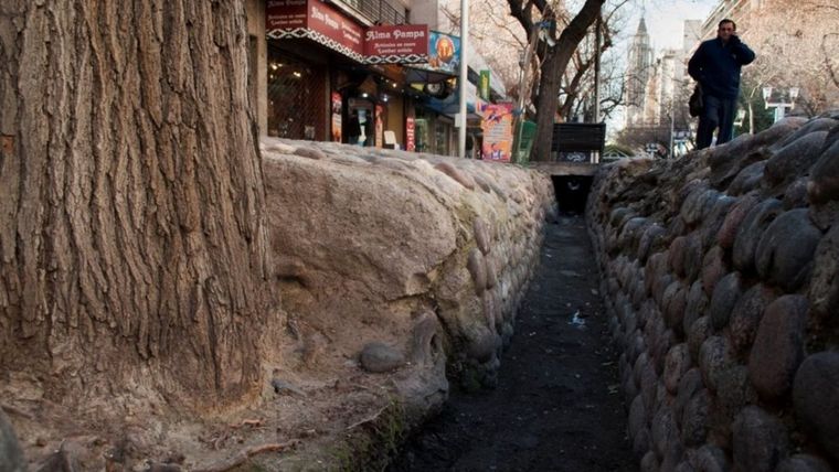 Una mujer cayó en una acequia y su caso conmueve a las redes sociales.