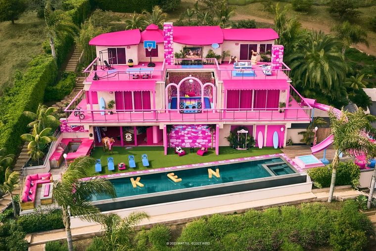 Es posible hospedarse en la casa de Barbie en Malibú Foto: Airbnb