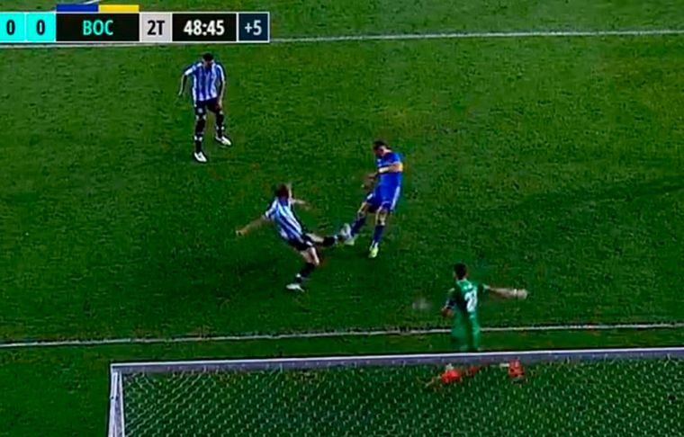 Dos minutos antes de la mano del escándalo, hubo un penal de Orbán a Vázquez por el que nadie reclamó.