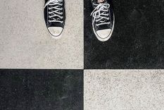 El diseño a cuadros se reinventa en la decoración actual dejando atrás el alto contraste y sumando tonos neutros y materiales naturales. Foto: Pexels.