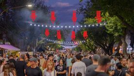 Las flechas van a tono con la fealdad que nada mejora la iluminación de la Avenida Sarmiento. Y dejar atrás la Mendoza kermés.