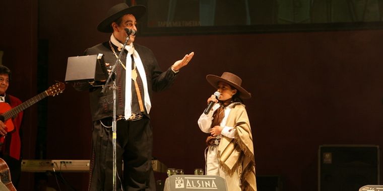 El Chaqueño Palavecino junto a uno de los ganadores de la Tonadita. Foto: Gentileza