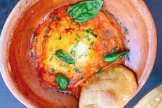 Tomaticán con huevo a baja temperatura y sopaipilla. Foto: Alicia Sisteró