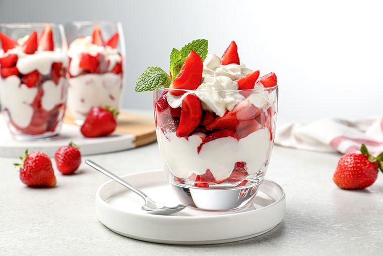 El postre más simple y rico: receta de frutillas con crema chantilly.