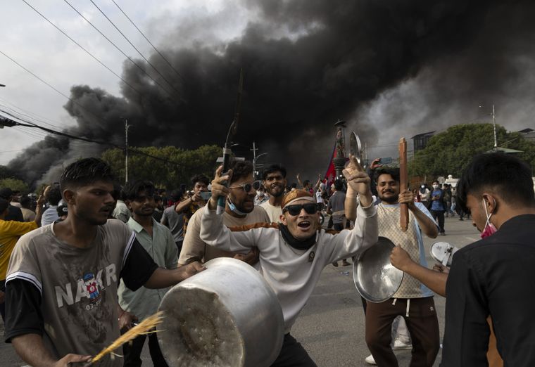 Las protestas en Nepal fueron iniciadas por jóvenes ante una prohibición. Foto Efe Las protestas en Nepal fueron iniciadas por jóvenes ante una prohibición. Foto Efe