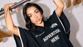 Con su estilo inconfundible, la cantante genera revuelo y misterio. Con su estilo inconfundible, la cantante genera revuelo y misterio.