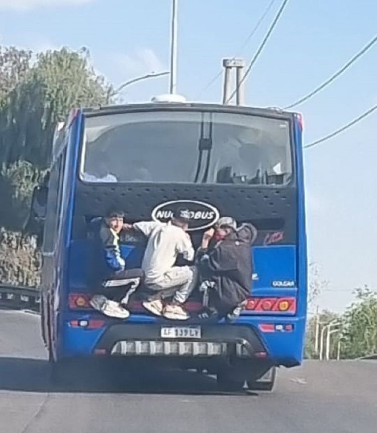 Una peligrosa forma de viajar en ómnibus.