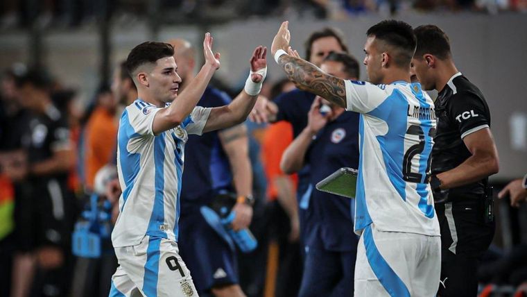 Julián y Lautaro, compañeros en la Selección, rivales en la Champions. Julián y Lautaro, compañeros en la Selección, rivales en la Champions.