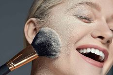 Hay un sinfín de trucos y excelentes productos para lograr un maquillaje efectivo y duradero. Foto: Reviewbox