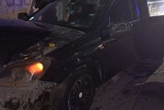 Así quedó el auto en el que se movilizaban los delincuentes, de los cuales uno fue abatido por la mujer policía Foto: NA Así quedó el auto en el que se movilizaban los delincuentes, de los cuales uno fue abatido por la mujer policía Foto: NA