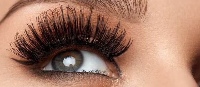 Hay distintas maneras de aumentar el impacto de unas buenas pestañas postizas. Foto: Evening Standard