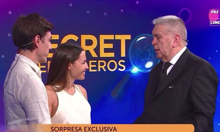 Pampita y Roberto García Moritán sorprendieron a Luis Ventura en pleno programa El conductor estaba haciendo Secretos Verdaderos cuando recibió la visita inesperada Foto: Captura de TV
