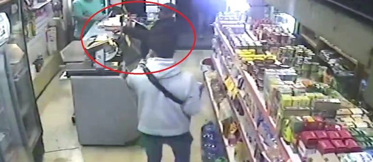 Peso droga en la balanza de un almacén Foto: captura video