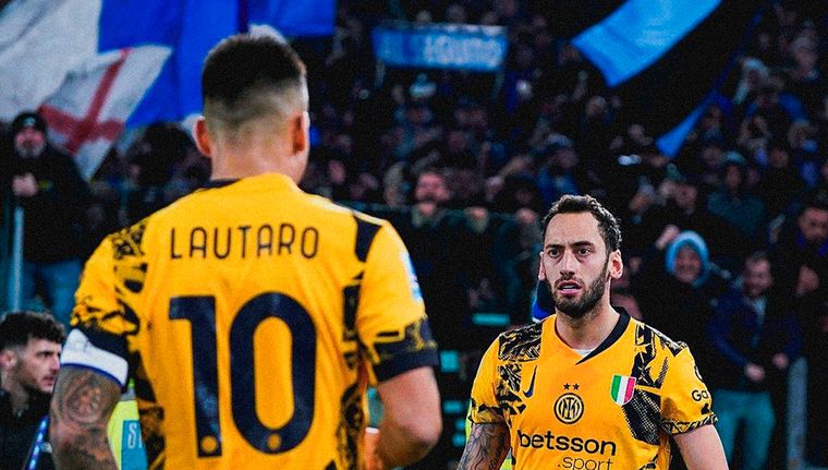 El vestuario del Inter quedó dividido entre Lautaro Martínez y Calhanoglu.&nbsp;