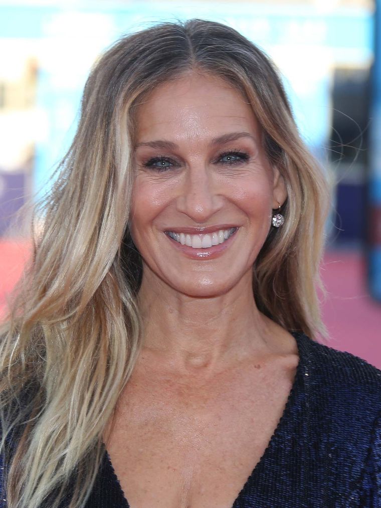 Sarah Jessica Parker te muestra por qué su estilo la hizo convertirse en un ícono de la moda. Foto: SensaCine