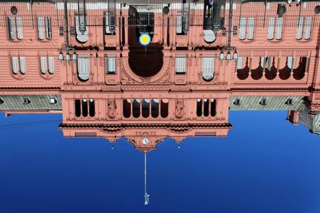 Dictadura cívico militar en Argentina puso al país más al revés de lo que estaba. Dictadura cívico militar en Argentina puso al país más al revés de lo que estaba.