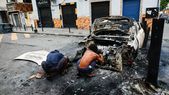 Personas se cubren detrás de un vehículo incinerado durante el operativo policial en Río de Janeiro Personas se cubren detrás de un vehículo incinerado durante el operativo policial en Río de Janeiro