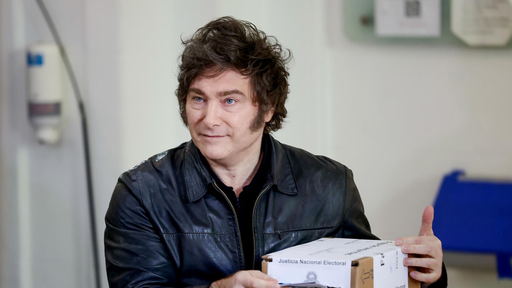 Javier Milei votando en las elecciones de 2025