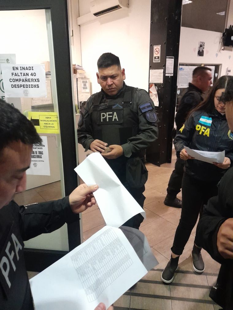 La Policía Federal esta mañana en el edificio del Inadi luego de que notificaran despidos a trabajadores Foto: NA