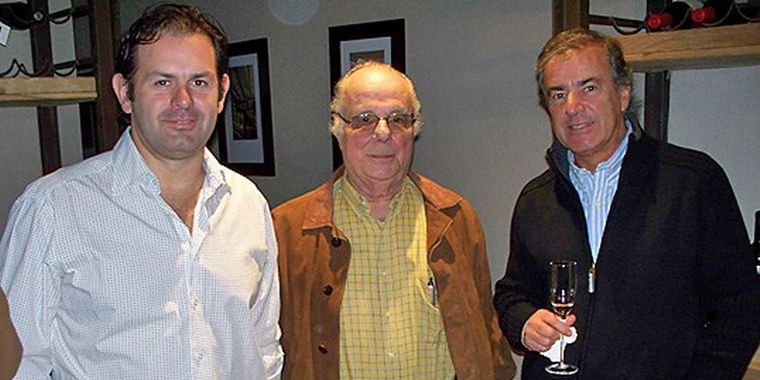 Amigos que se encuentran. Adolfo de la Reta, Edgar Vickers y Jorge Bobillo. Foto: Gentileza