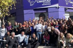 Facundo Correa Llano (centro), presidente de La Libertad Avanza Mendoza, junto a los militantes libertarios.