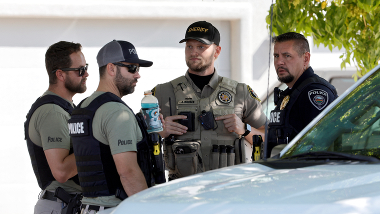 Decenas de agentes de la policía tomaron la casa donde viven los padres del sospechoso para recabar evidencias.