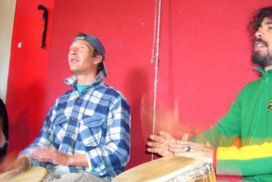 MDZol | Gregory y David ensayan para el mes África tu tierra. Foto: Mdz