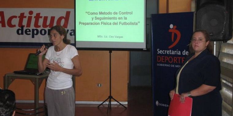 Beatriz Barbera junto a María Eugenia Amezqueta, la presentadora oficial. Foto: MDZ