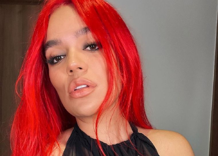 KAROL G LA CANTANTE LUCE UN ESPECTACULAR CABELLO COLOR ROJO. Foto: INSTAGRAM @KAROLG