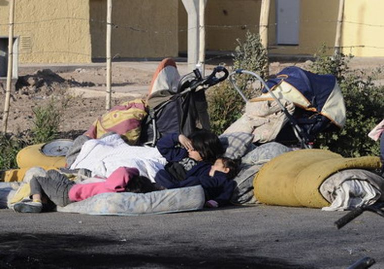 La gente se hizo presente con colchones. Foto: Alf Ponce / MDZ