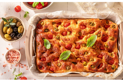 Estallido de sabores: receta de focaccia con tomate cherry y aceitunas gourmet.