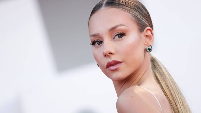 Foto: https://www.vanitatis.elconfidencial.com/estilo/moda/2021-09-06/ester-exposito-belleza-festival-venecia-hermanas-jenner-vestido-versace_3273194/