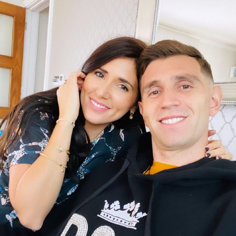 No soy agrandado... dijo el Dibu Martinez y conquistó a su esposa El Dibu Martínez y Amanda Mandinha Gama, su esposa. Foto: Instagram