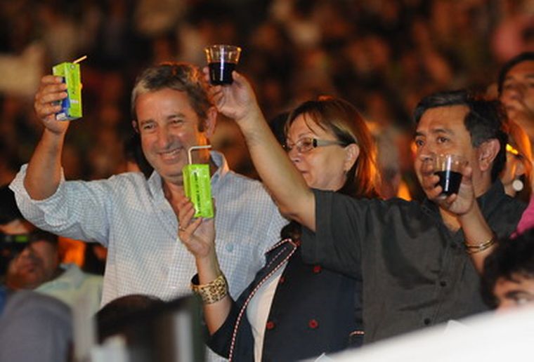 Julio Cobos durante el brindis más grande del muindo. Foto: Pachy Reynoso/MDZ