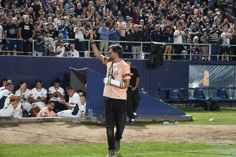 Centurión, lesionado y ovacionado. Centurión, lesionado y ovacionado. 