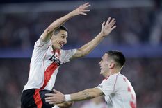Nacho Fernández salta al encuentro de Franco Mastantuono, el autor intelectual del tercer gol de River, que clasificó segundo en su grupo y enfrentará a Barracas Central. Foto: FotoBaires
