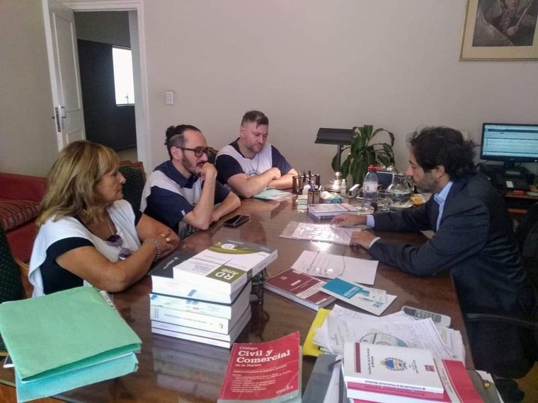 El fiscal de Estado, Fernando Simón, recibió a los referentes del SUTE.